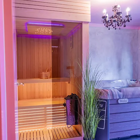 Golden Fish In Jungle Jacuzzi Sauna 아파트 *