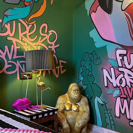 Golden Fish In Jungle Jacuzzi Sauna 아파트 *