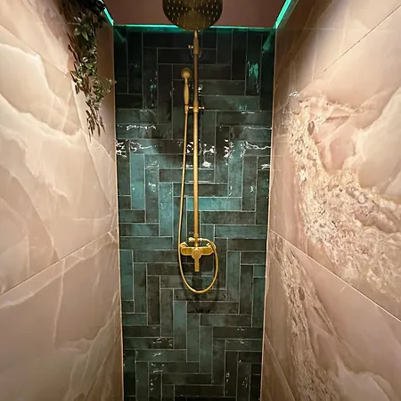 아파트 Golden Fish In Jungle Jacuzzi Sauna