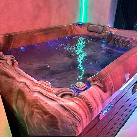 Golden Fish In Jungle Jacuzzi Sauna 아파트