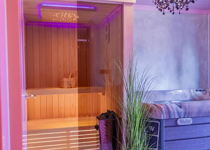 Golden Fish In Jungle Jacuzzi Sauna Apartman *