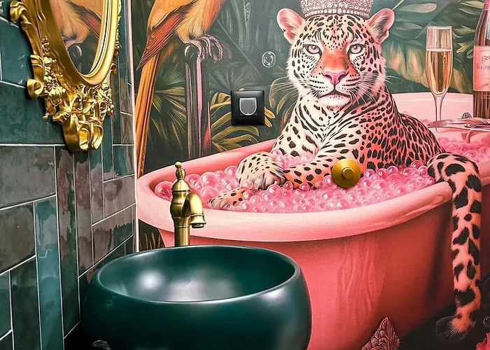 Golden Fish In Jungle Jacuzzi Sauna Apartman *