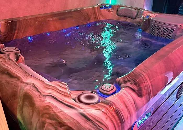 Golden Fish In Jungle Jacuzzi Sauna Apartman